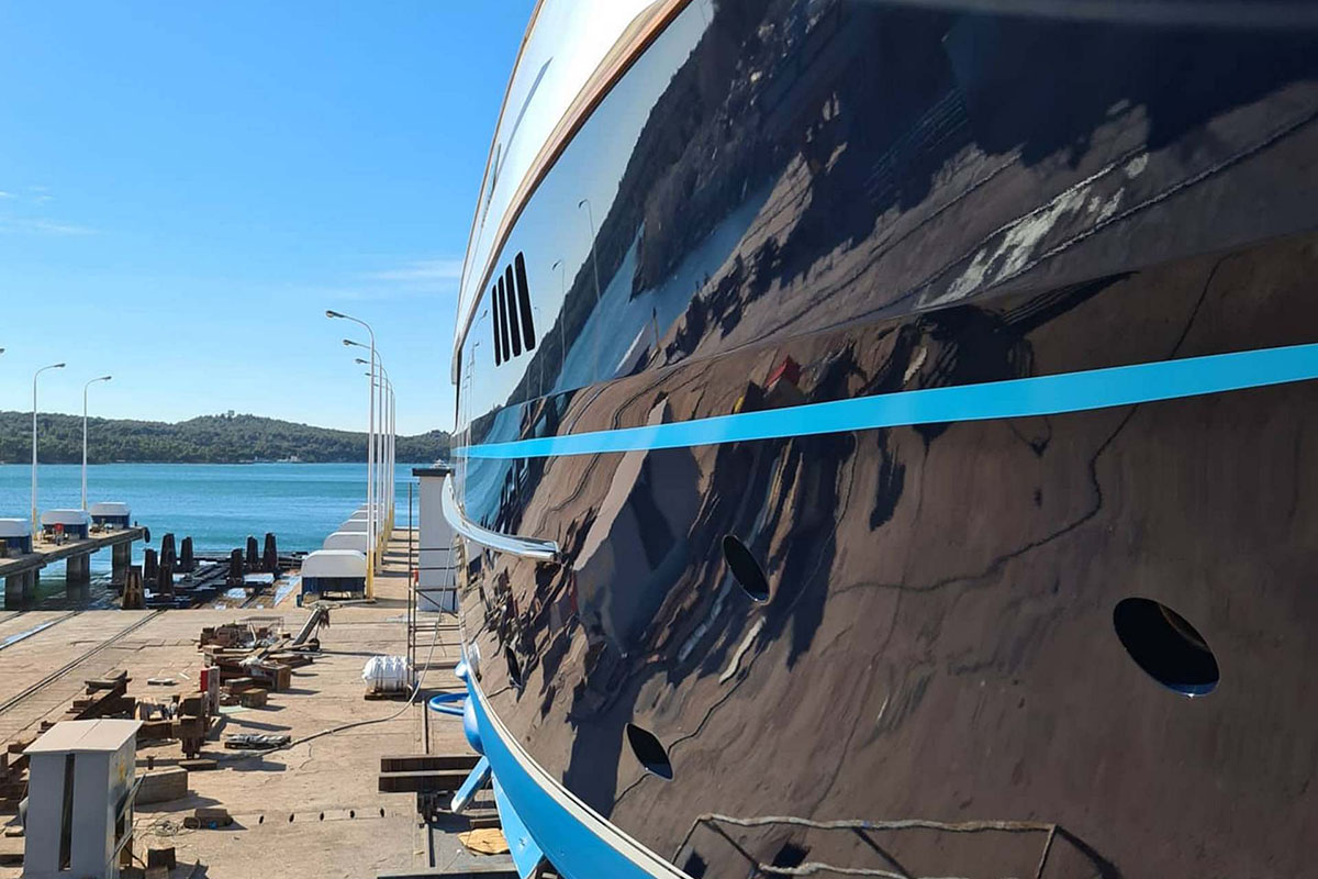 Yacht painting and repair - Custom Consulting